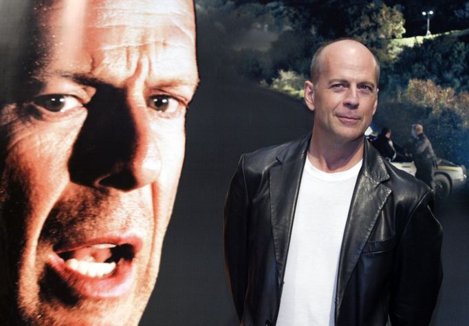 Bruce Willis roku 2005 v japonském Tokiu, kde představil film Rukojmí.