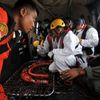 Vytahování trosek letounu airbus A320-200  letecké společnosti AirAsia