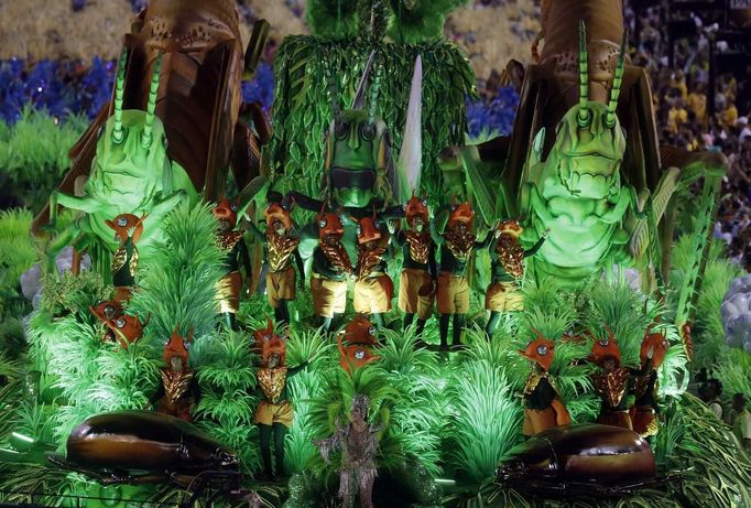 Revellers from the Vila Isabel samba school participate in the annual Carnival parade in Rio de Janeiro's Sambadrome February 12, 2013. REUTERS/Ricardo Moraes (BRAZIL - Tags: SOCIETY) Published: Úno. 12, 2013, 7:55 dop.