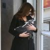 Carla Bruni Sarkozy si nese z porodnice holčičku