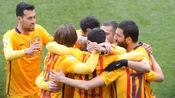 Fotbalisté Barcelony se radují ze čtyř branek na hřišti v Eibaru.