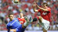 Community Shield 2010: John Terry v souboji s Michaelem Owenem.