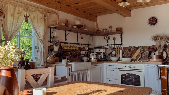 Chalupa uprostřed lesa místo auta. Nečekané rozhodnutí partnerům změnilo život