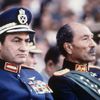 Bývalí egyptští prezidenti Husní Mubarak a Anvar Sadat.