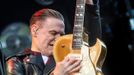 Bryan Adams při červnovém koncertu v dánském Odense.