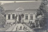 Markvarec, obecná škola z roku 1895 (foto cca 1925). Budovy se postupně zvětšovaly a specializovaly se jejich dispozice pro účely vyučování.