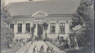 Markvarec, obecná škola z roku 1895 (foto cca 1925). Budovy se postupně zvětšovaly a specializovaly se jejich dispozice pro účely vyučování.