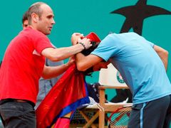 Jeden z diváků vběhl při finále Roland Garros na kurt. A ochranka měla plné ruce práce.