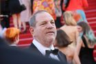 Šest žen podalo na Weinsteina žalobu kvůli sexuálnímu vydírání, podle nich jsou obětí možná stovky