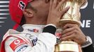 Lewis Hamilton s trofejí pro vítěze Velké ceny Velké Británie.