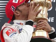 Lewis Hamilton s trofejí pro vítěze Velké ceny Velké Británie.