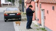 Trasa této dvojice má třináct obcí v okolí Příbrami. Háje, Jeruzalém, Narysov, Orlová... To znamená přes 60km autem a dalších asi deset pěšky od domu k domu.