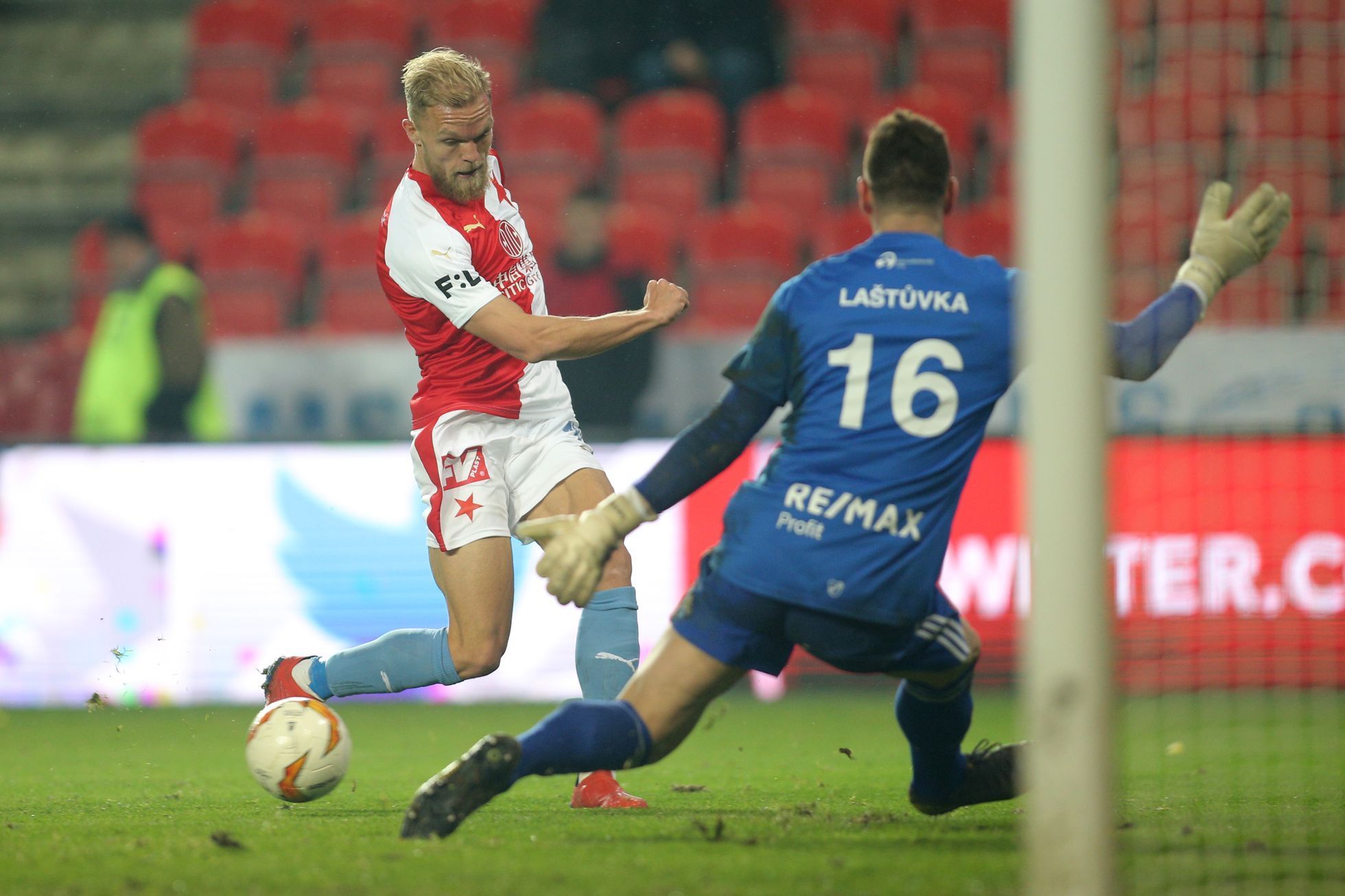 fotbal, Fortuna:Liga 2018/2019, Slavia - Baník Ostrava, Mick van Buren a Jan Laštůvka