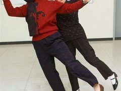 Kondice v každém věku: Starší ženy tančí v pekingském klubu
