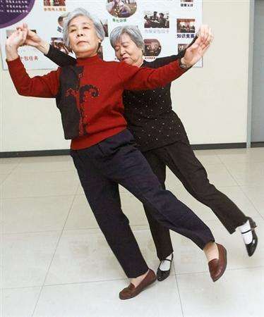 Starší ženy tančí v pekingském klubu
