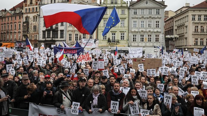 Praha, pondělí 29. dubna, demonstrace proti Marii Benešové a Andreji Babišovi.