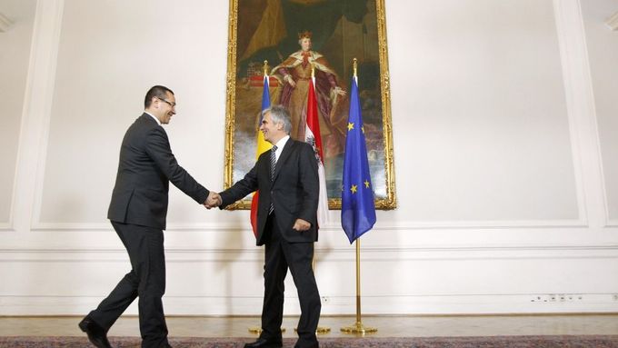 Victor Ponta se zdraví ve Vídni s rakouským kancléřem Wernerem Faymannem.