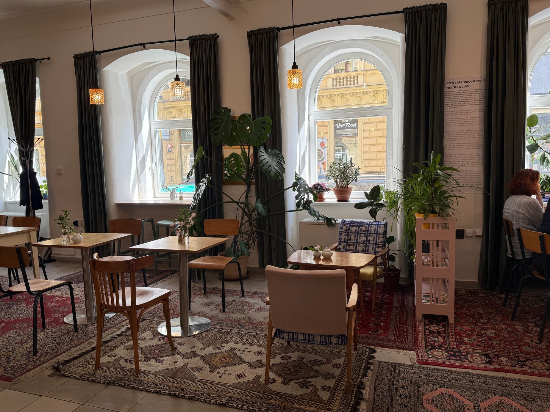 kavárna, stará škola, anděl, senioři