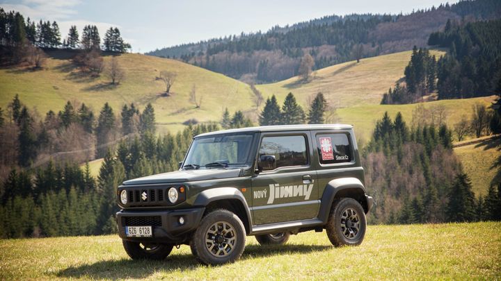 Na Aukru se prodává Suzuki Jimny od koruny. Čím vyšší cena, tím víc pro charitu