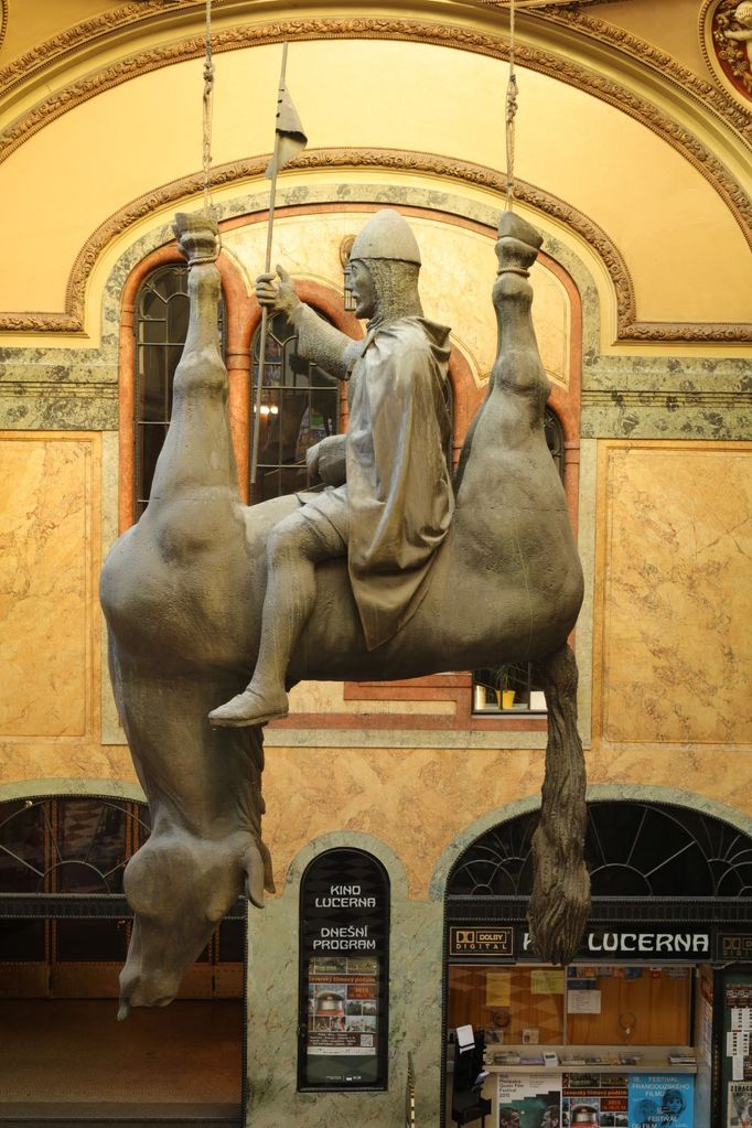 Kůň z roku 1999 představuje svatého Václava, který sedí na břiše svého mrtvého koně.