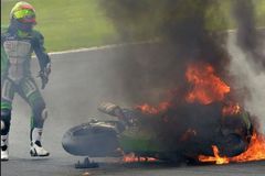 Extrémní obětavost: Závodník se vrhl pro motorku do plamenů