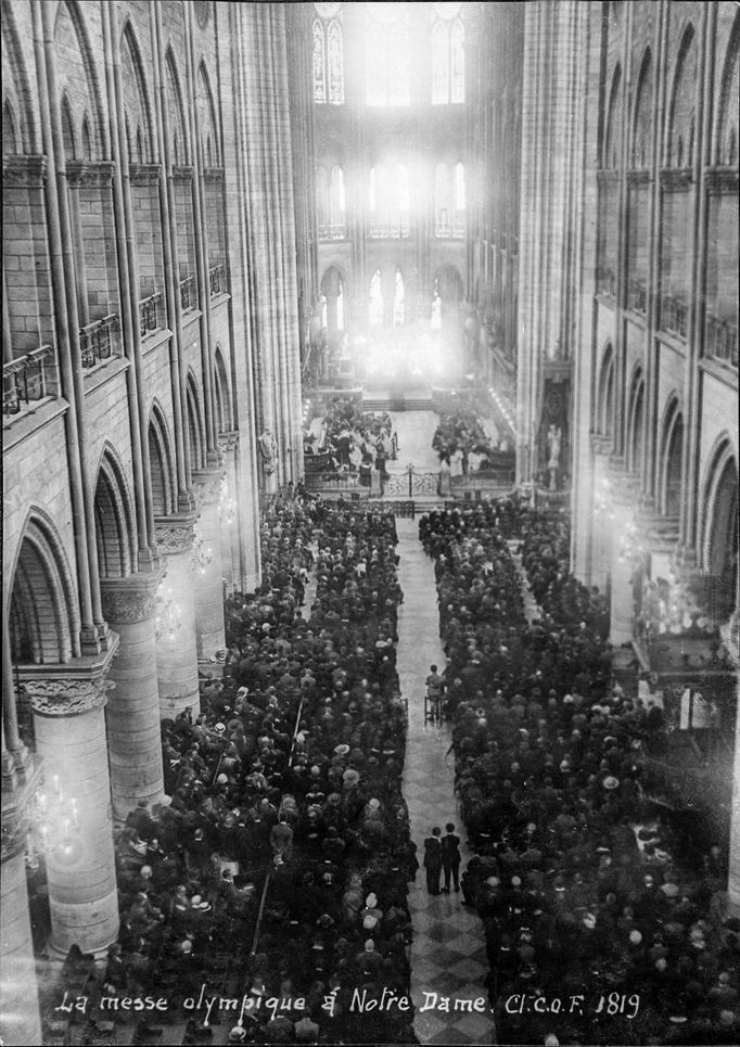 Olympijská náboženská ceremonie v katedrále Notre-Dame de Paris, 5. července 1924, během letních olympijských her v Paříži.