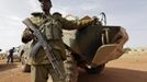 A Malian soldier stands guard near an armoured vehicle in the recently liberated town of Konna January 26, 2013. REUTERS/Eric Gaillard (MALI - Tags: CIVIL UNREST CONFLICT MILITARY) Published: Led. 26, 2013, 2:26 odp.