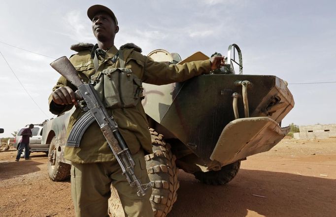 A Malian soldier stands guard near an armoured vehicle in the recently liberated town of Konna January 26, 2013. REUTERS/Eric Gaillard (MALI - Tags: CIVIL UNREST CONFLICT MILITARY) Published: Led. 26, 2013, 2:26 odp.