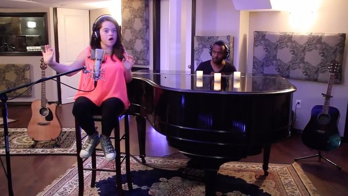 Píseň kanadské dívky s Downovým syndromem na videoportálu YouTube zhlédlo přes 6 milionů lidí. Podle expertů se jen velmi malé procento lidí s tímto handicapem může naučit zpívat na jakékoli úrovni.