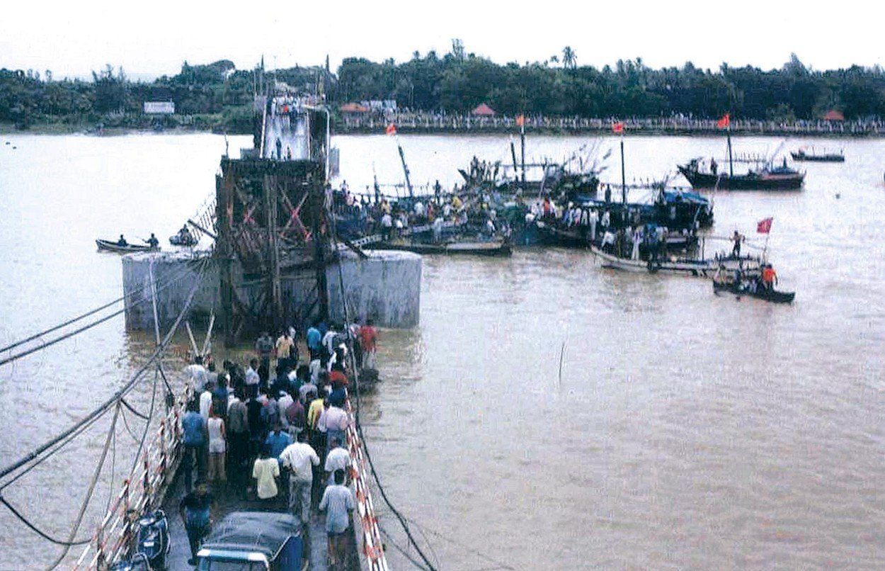 8_Foto_Daman bridge collapse, India 2003