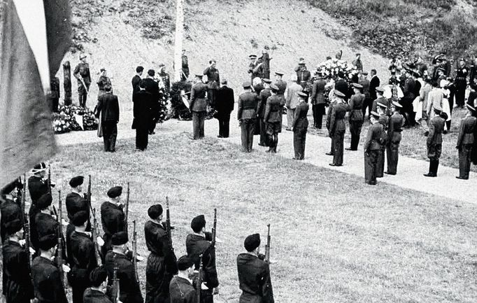 Fotografie z historie Kobyliské střelnice v Praze 8, který byla dějištěm řady poprav během Heydrichiády. Dnes je zde zřízen Památník protifašistického odboje.