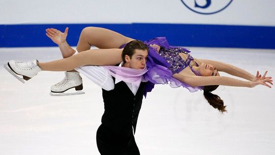 Krasavice a elegáni na ledě. V Bernu začalo ME v krasobruslení