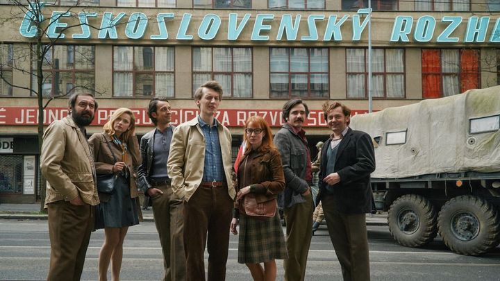 Vysílali, i když Rusové už stříleli za dveřmi. Kdo jsou lidé z Mádlova filmu Vlny