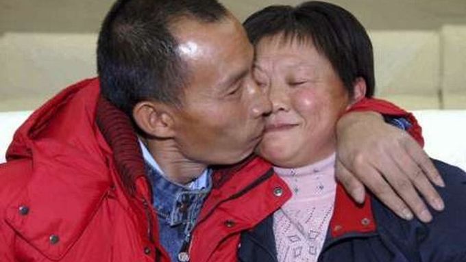 Jeden z Číňanů propuštěných ozbrojenci v deltě řeky Niger se zdraví po příletu do Pekingu s manželkou.