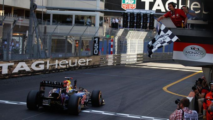 Sebastian Vettel při své loňské vítězné jízdě triumfoval i v úzkých monackých uličkách.