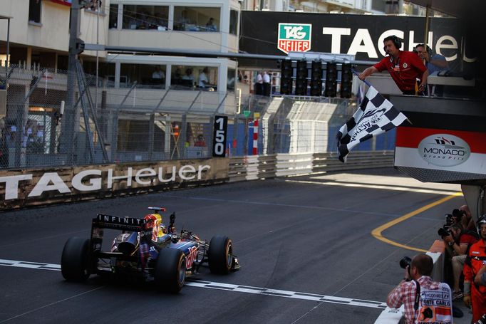 Sebastian Vettel při své loňské vítězné jízdě triumfoval i v úzkých monackých uličkách.