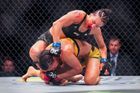 "Nejlepší ženská bitka všech dob." Zkrvavená vítězka brala v UFC speciální bonus