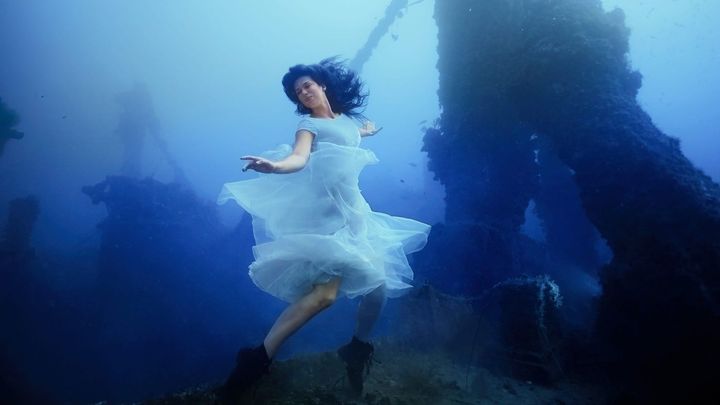 Modelul dansează pe epava navei. Pentru a obține recordul mondial, au trebuit să coboare la 50 de metri sub suprafață   