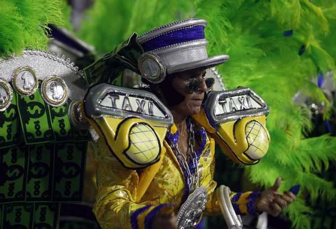 A reveller of Sao Clemente samba school participates on the second night of the annual Carnival parade in Rio de Janeiro's Sambadrome, February 11, 2013. REUTERS/Pilar Olivares (BRAZIL - Tags: SOCIETY) Published: Úno. 12, 2013, 12:42 dop.