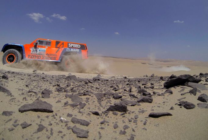 Robby Gordon se řítí se svým Hummerem pro druhé místo v pondělní etapě.