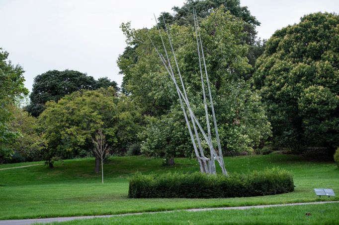Dílo George Rickeyho z roku 1966 nazvané Five Lines in Parallel Planes je součástí Frieze Sculpture.
