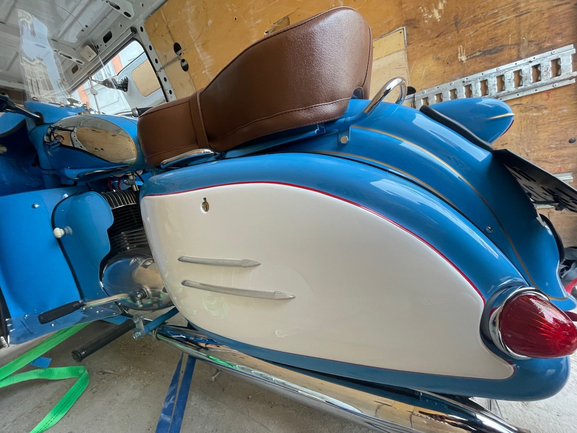 Jawa 350 Nanuk