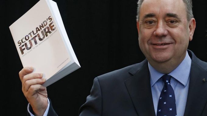 První ministr Alex Salmond je přesvědčen, že bez Anglie se Skotsku povede lépe. Ale libra či královna se hodí. (26. listopadu 2013)
