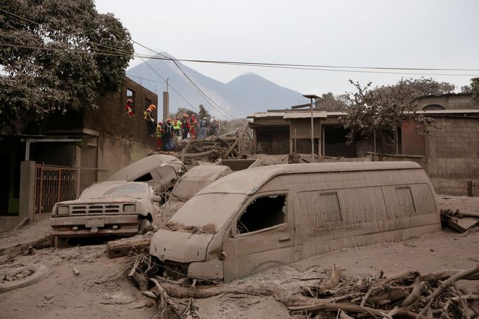 Řádění sopky Volcán de Fuego v Guatemale.