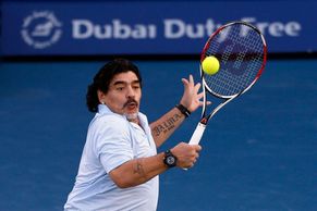 FOTO Maradona cestuje. Davy šílí, i když hraje tenis