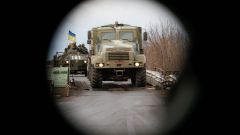 Ukrajinský armádní konvoj u města Debalceve. Na hranici s územím ovládaným separatisty.