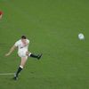 Owen Farrell kope ve finále MS 2019 Anglie - Jihoafrická republika