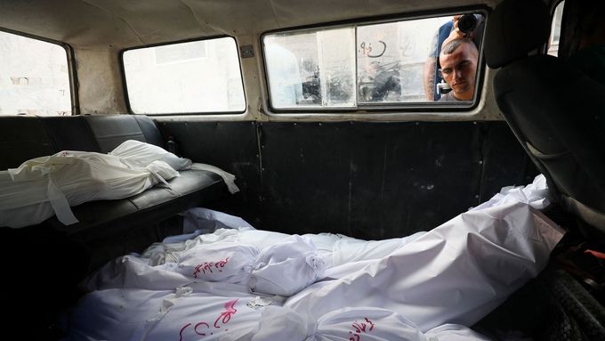 Při izraelském úderu na dům v uprchlickém táboře Šatí u města Gaza zemřelo v neděli ráno pět Palestinců, včetně žen a dětí. Snímek obětí předchozích útoků je z pátku.