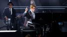 Snímek z rozlučkového koncertu Eltona Johna.