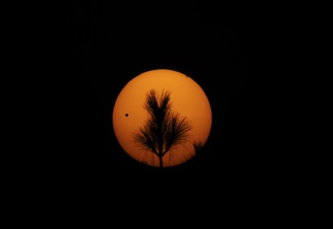 The planet Venus makes its transit across the Sun as seen from Kathmandu June 6, 2012. The planet Venus made a slow transit across the face of the sun on Tuesday, the last such passing that will be visible from Earth for 105 years. REUTERS/Navesh Chitrakar (NEPALSCIENCE ENVIRONMENT - Tags: SCIENCE TECHNOLOGY ENVIRONMENT) Published: Čer. 6, 2012, 5:32 dop.